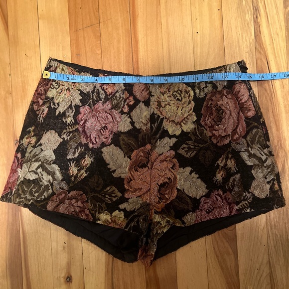 Pants - Tag removed embroidered shorts S/M